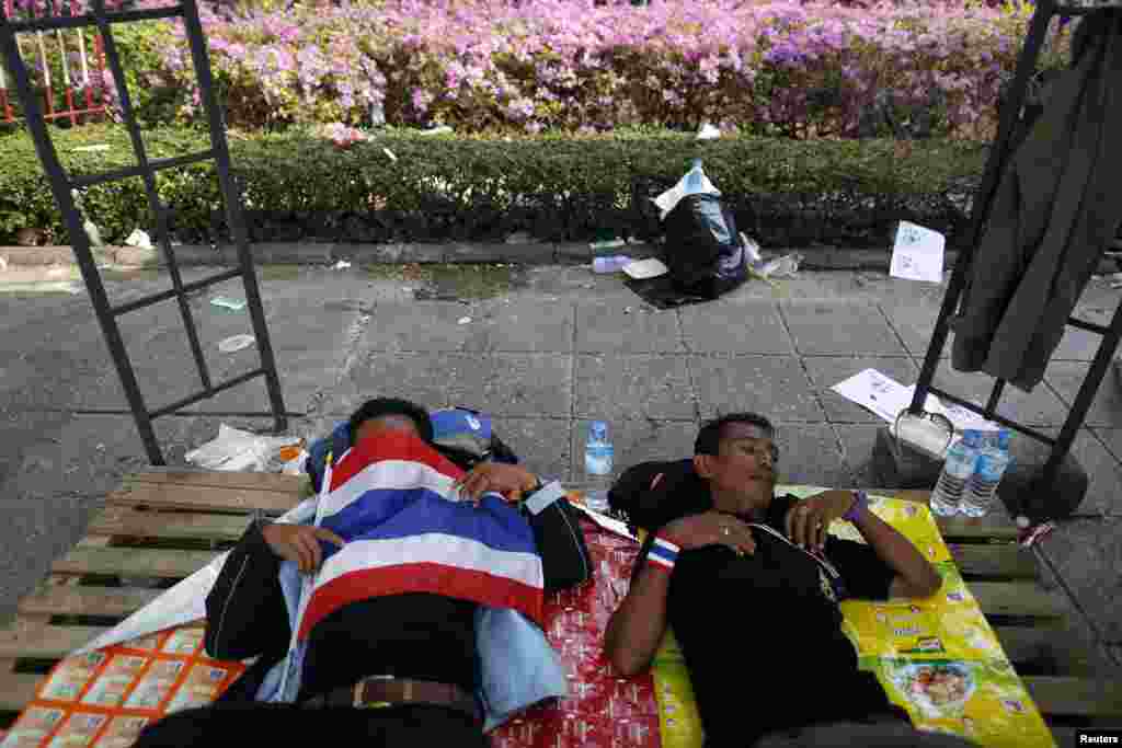 Anti-government protesters sleep outside Government House in Bangkok, Dec. 10, 2013. 