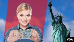 Dîmenek Peykera Azadîyê û minakek Belgeye Rûniştvanîya li Amerîka, ku wek Green Card tê bi nav kirin