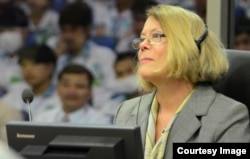 លោកស្រី Elizabeth Becker ដែល​ជា​អ្នក​កាសែត​អាមេរិក​ដ៏​ល្បី​មួយ​រូប​និង​ជា​អ្នក​និពន្ធ កំពុង​ផ្តល់​សក្ខីកម្មនៅសាលាក្តី​ខ្មែរ​ក្រហម​ទាក់ទង​នឹង​សំណុំ​រឿង​០០២​/២ ប្រឆាំង​នឹង​នួន ជា និង​ខៀវ សំផន កាល​ពី​ថ្ងៃ​ទី​០៩ ខែ​កុម្ភៈ ឆ្នាំ​២០១៥។ (Courtesy of ECCC/Nhet Sok Heng)