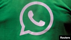 Archivo - Un logo de Whatsapp en una camiseta de un representante de WhatsApp-Reliance Jio durante un esfuerzo de las dos compañías para educar a los usuarios, en India.