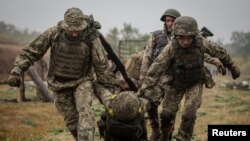 شماری از سربازان اوکراینی هنگام انجام تمرینات تکتیکی در منطقه دونتسک آن کشور 