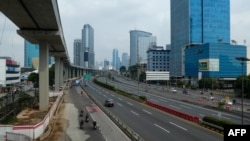 Jalan-jalan protokol di Jakarta tampak sepi setelah penerapan Pembatasan Sosial Skala Besar (PSBB) di tengah wabah virus corona (COVID-19), Jumat, 10 April 2020. (Foto: AFP)