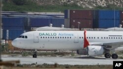 Pesawat milik Daallo Airlines dipaksa mendarat darurat Selasa petang, tampak terparkir di sebuah bandara di Mogadishu, Somalia, Rabu, 3 Februari 2016 (foto: AP Photo/Farah Abdi Warsameh)