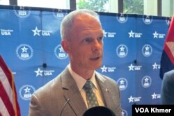 លោក Jason D. Kalbfleisch អនុប្រធានបេសកកម្មស្តីទីស្ថានទូតអាមេរិកប្រចាំកម្ពុជា ផ្តល់សម្ភាសន៍ដល់អ្នកសារព័ត៌មានក្នុងកម្មវិធីពិព័រណ៍ការសិក្សារៀបចំដោយស្ថានទូតសហរដ្ឋអាមេរិកប្រចាំកម្ពុជា នៅរាជធានីភ្នំពេញ ថ្ងៃទី៣០ ខែកញ្ញា ឆ្នាំ២០២៤។ (កាន់ វិច្ឆិកា/វីអូអេ)