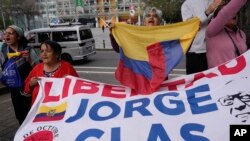 Los partidarios del exvicepresidente Jorge Glas aplauden después de que un tribunal de justicia ecuatoriano declarara que su arresto dentro de la embajada de México era ilegal, en Quito, Ecuador, el viernes 12 de abril de 2024.