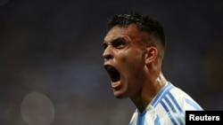 El jugador argentino Lautaro Martínez celebra el segundo gol frente a Canadá en el partido inaugural de la Copa América.