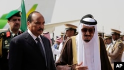 Le roi Salman d'Arabie saoudite reçoit le président de la Mauritanie, Mohamed Ould Abdel Aziz, à l’arrivée de ce dernier pour le sommet des dirigeants arabes.