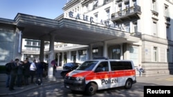 Sebuah mobil polisi melewati hotel Baur au Lac di Zurich, Swiss, 27 Mei lalu setelah penahanan sejumlah pejabat FIFA di hotel ini.