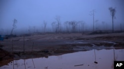 ARCHIVO - Esta fotografía del 24 de febrero de 2016 muestra la deforestación de lo que alguna vez fue una selva tropical prístina, causada por la minería en la región de Madre de Dios en Perú en la selva amazónica peruana.