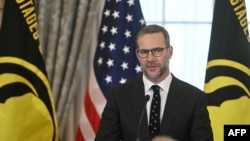 Đặc phái viên Mỹ về vấn đề con tin Adam Boehler phát biểu trong buổi lễ kéo cờ cho các con tin và người bị giam giữ oan của Mỹ tại Bộ Ngoại giao ở Washington, DC, hôm 6/3/2025.