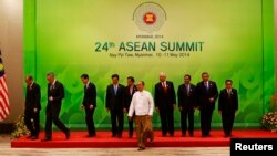 ASEAN leaders leave after taking a group picture at the 24th ASEAN Summit in Naypyidaw, Burma, May 11, 2014.