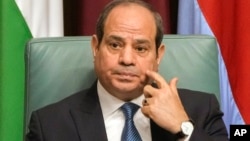 S'il ne l'a pas annoncé, le chef de l'Etat, au pouvoir depuis qu'il a destitué l'islamiste Mohamed Morsi en 2013, envisage de se présenter à sa succession, estiment unanimement les observateurs.