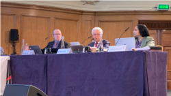 London-based human rights lawyer Hamid Sabi, center, speaks in London on Nov. 10, 2021, as co-counsel of a tribunal investigating Iran's violent suppression of opposition protests in Nov. 2019. (VOA Persian)