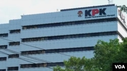 Berbagai kalangan masyarakat menggalang dana untuk pembangunan gedung baru Komisi Pemberantasan Korupsi. (photo: VOA)