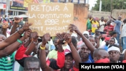 Des centaines de manifestants sont dans les rues de Lomé, au Togo, le 4 octobre 2017. (VOA/Kayi Lawson)