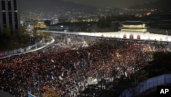 South Korean protesters march toward the presidential house during a rally calling for South Korean President Park Geun-hye to step down in Seoul, South Korea, Nov. 19, 2016.
