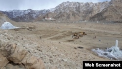 ལ་དྭགས་པ་ཚོས་བཞེང་བཞིན་པའི་འཁྱག་པའི་མཆོད་རྟེན།