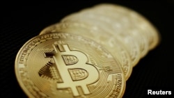 Las representaciones de la criptomoneda Bitcoin se ven en esta imagen de ilustración tomada el 7 de junio de 2021.