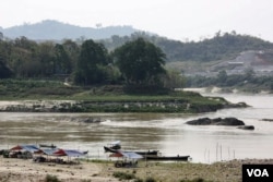 FILE - Riverside restaurants and boat tours at Myitsone where the Mali Hka and Mai Hka rivers form the Irawaddy River, March 31, 2012. (D. Schearf/VOA)