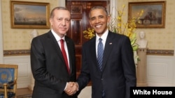 Presiden AS Barack Obama (kanan) saat menerima Presiden Turki Recep Tayyip Erdogan di Gedung Putih 31 Maret lalu (foto: dok). Kudeta yang gagal di Turki telah membuat renggang hubungan bilateral Turki-AS. 