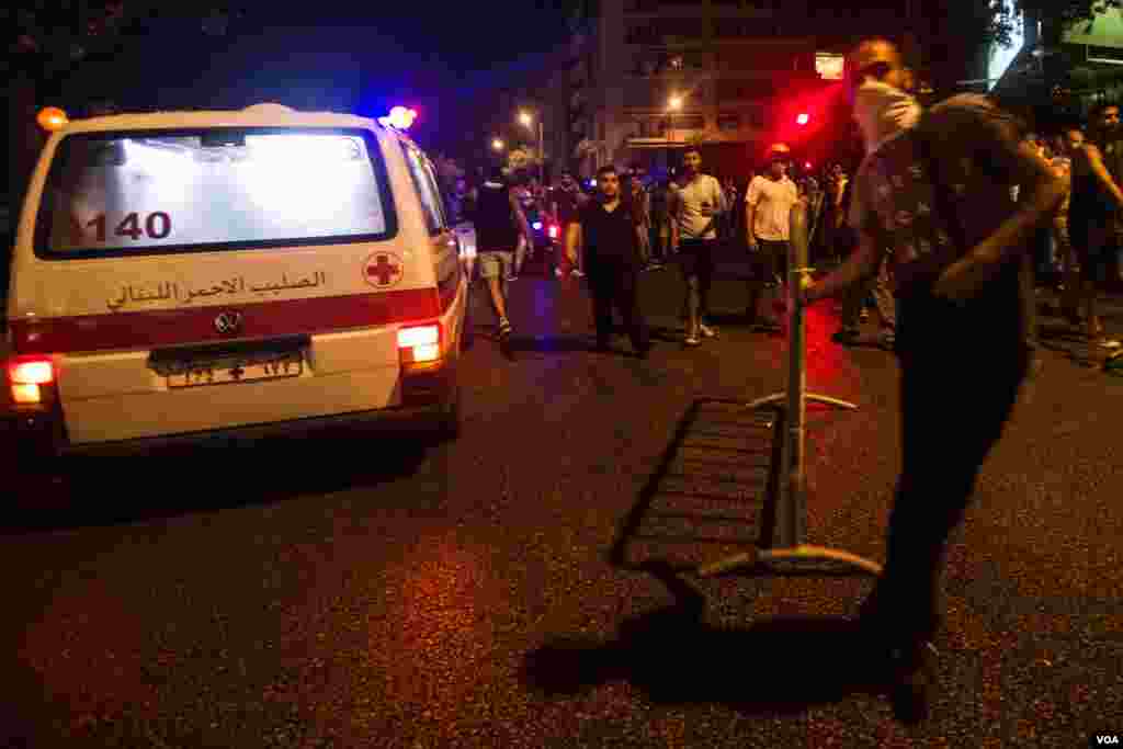 Demonstrations continued into the night, as the Lebanese Red Cross reported that at least 15 protesters were injured, one critically, Beirut, Lebanon, Aug. 22, 2015. (J. Owens/VOA) 