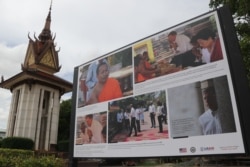 ផ្ទាំងរូបភាពលោក​ឯកអគ្គរដ្ឋទូត​ ​ Patrick Murphy គោរពវិញ្ញាណក្ខណ្ធជនរងគ្រោះសម័យខ្មែរក្រហម​ នៅវត្ត ស្ងួនពេជ្រ កាលពីថ្ងៃទី២០ ខែឧសភា ឆ្នាំ២០២០។ (រូបថតដោយមជ្ឈមណ្ឌលឯកសារកម្ពុជា)