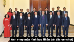 Ông Trần Cẩm Tú, thứ 4 từ trái sang, cùng tập thể Bộ Chính trị (trừ Thủ tướng Phạm Minh Chính) tại buổi lễ nhận nhiệm vụ Thường trực Ban bí thư