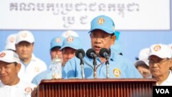 រូប​ឯកសារ៖ លោក​នាយករដ្ឋ​មន្រ្តី​​ ហ៊ុន សែន កំពុង​ថ្លែង​មុន​នឹង​​ការ​ធ្វើ​យុទ្ធនាការ​ឃោសនា​បោះ​ឆ្នោត​ថ្ងៃ​ចុងក្រោយ​របស់​គណបក្ស​កាន់​អំណាច​គឺ​គណបក្ស​ប្រជាជន​កម្ពុជា​​នៅ​ក្នុង​រាជធានី​ភ្នំពេញ​ចាប់ផ្តើម​កាលពី​ព្រឹក​ថ្ងៃទី​២៧ កក្កដា ​សម្រាប់​ការ​បោះឆ្នោត​ជាតិ​អាណត្តិ​ទី​០៦​ដែល​នឹង​ប្រព្រឹត្តទៅ​នៅ​ថ្ងៃទី​២៩ ខែ កក្កដា ឆ្នាំ​២០១៨ ខាង​មុខ​ក្នុង​ប្រទេស​កម្ពុជា។(ទុំ ម្លិះ/VOA)