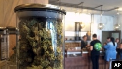 Des clients achète de la marijuana dans un dispensaire à San Francisco, Californie, le 20 avril 2016.