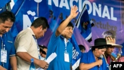 El expresidente boliviano Evo Morales saluda durante un congreso del Movimiento por el Socialismo (MAS) en Lauca Ñ, Bolivia, el 4 de octubre de 2023.