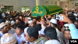 Muslim mourners in Yangon carry the coffin of Ko Ni, a slain NLD member and lawyer, Jan. 30, 2017. (Paul Vrieze/VOA)