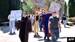 Демонстрантите ветија дека ќе го задржат својот логор во кампусот на Менхетн додека Колумбија не исполни три барања: распуштање, транспарентност во финансиите и амнестија за студентите и дисциплинираните факултети за нивната улога во протестите“