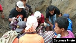 Penambang pasir dan petugas keselamatan mencari korban yang tertimbun. (Foto: BPBD Kab. Magelang).