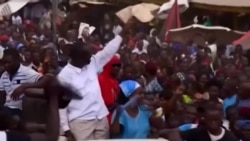 Besigye aachiliwa na polisi Kampala