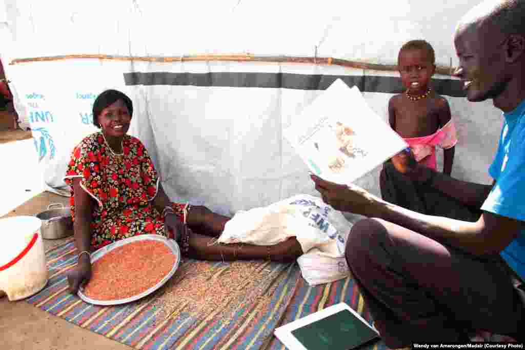 حکومت ایالتی سند دفاتر را در شهر کراچی مسدود کرده و مردم را ترغیب کرده است که در داخل خانه های شان باقی بمانند.