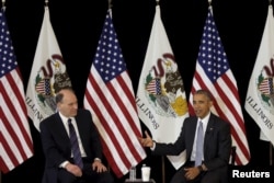 U.S. President Barack Obama, right, speaks with University of Chicago law professor David Strauss in Chicago, Ill., April 7, 2016. Obama taught constitutional law at the school for over a decade.