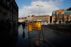 រូប​ឯកសារ៖ សញ្ញា​តាម​ផ្លូវ​មួយ​ដែល​សរសេរ​ថា «ប្រយ័ត្ន​ចរាចរណ៍​ពី​ខាង​ស្តាំ» ត្រូវ​គេ​ដាក់​នៅ​ក្រុង Edinburgh ប្រទេស​ស្កុតលែន ចក្រភព​អង់គ្លេស កាល​ពី​ខែ​សីហា ឆ្នាំ​២០១៩។