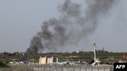 ইসরাইল থেকে তোলা ছবিতে গাজায় সংঘর্ষের পর কাল ধোঁয়া উঠতে দেখা যাচ্ছে। ফটোঃ ২৮ মার্চ, ২০২৪। 