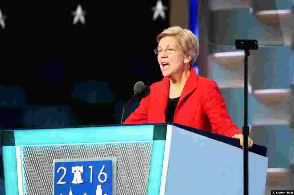 Senator Elizabeth Warren oo shirka ka hadleysa. Philadelphia July 25, 2016 (A. Shaker/VOA)