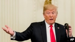 លោក ត្រាំ ថ្លែងនៅក្នុងសេតវិមាន រដ្ឋធានីវ៉ាស៊ីនតោនកាលពីថ្ងៃទី២២ សីហា ឆ្នាំ ២០១៨។