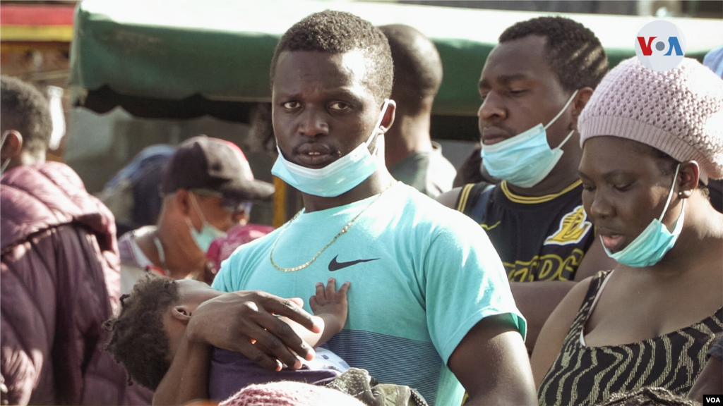 Durante el recorrido se ven decenas de niños de brazos y mujeres embarazadas que se arriesgan en esta travesía para alcanzar su meta: llegar a Estados Unidos.