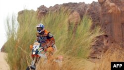 Le motard italien Fabrizio Meoni négocie un passage près de la roche percée, le 10 janvier 2002, (Mauritanie).