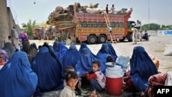 افغان حکومت وایي چې د تیر عیسوي کال په اوږدو کې نږدې یو میلیون افغانان د ایران او پاکستان څخه خپل هیواد ته ستانه شوي