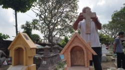 Salah satu makam Kristen di Solo, yang dirusak sekelompok pemuda. Polisi masih menyelidiki dugaan doktrin intoleransi pada anak-anak yang berujung pada tindakan intoleran ini. (Foto: VOA/Yudha)