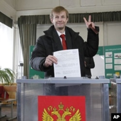 Independent mayoral candidate Yevgeny Urlashov casts his vote at a polling station in the city of Yaroslavl, some 250 kilometers (160 miles) northeast of Moscow April 1, 2012.