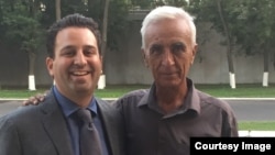 Yaqinda olingan surat: Murod Jo'rayev HRW vakili Stiv Sverdlov bilan, O'zbekistonda