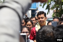 លោក ជា ជីវ អតីតប្រធានប្រតិបត្តិគណបក្សសង្រ្គោះជាតិ ប្រចាំខេត្តបាត់ដំបង ត្រូវបានមន្រ្តីថ្នាក់ក្រោមគាំទ្រ ក្រោយចេញពីតុលាការបាត់ដំបង នៅថ្ងៃទី១៦ ខែឧសភា ឆ្នាំ២០១៩។ (ស៊ុន ណារិន/VOA Khmer)