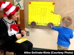 Бібліотекарка, перевдягнена в костюм книжкового героя, запитує дитину, якої форми колеса в автобуса