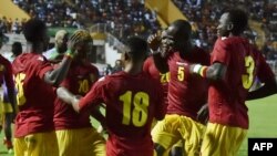 Les joueurs de l'équipe nationale de Guinée célèbrent leur but lors du match de qualification de la Coupe d'Afrique des Nations 2019 contre la Côte d'Ivoire, le 10 juin 2017.