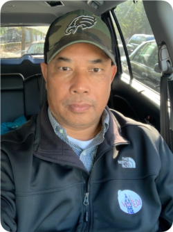 លោក ជា មាស កំពុង​ស្ថិត​នៅ​ការិយាល័យ​បោះឆ្នោត​មួយក្នុងទីក្រុង Philadelphia រដ្ឋ Pennsylvania នៅថ្ងៃទី៣ ខែវិច្ឆិកា។ (រូបផ្តល់ឲ្យ​ដោយ​លោក ជា មាស)